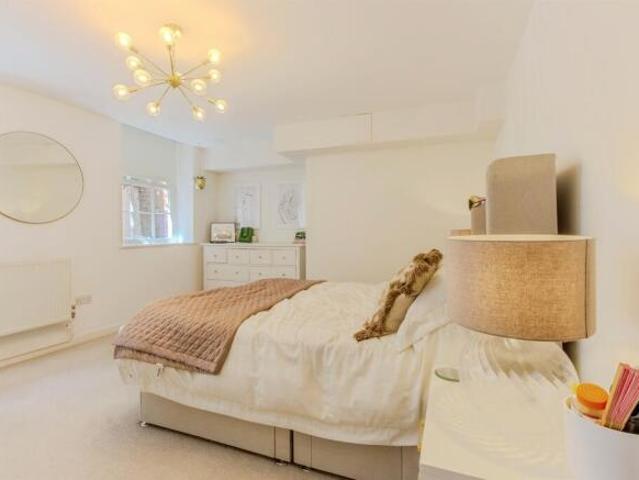 Flat for sale in The Bridge, Kent