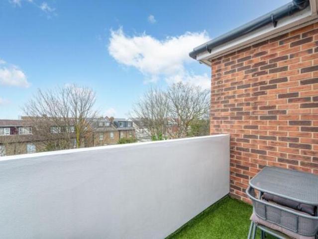 Flat for sale in Harlesden, Greater London