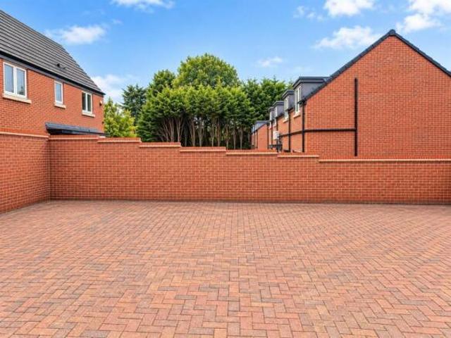 Flat for sale in Weedon, Buckinghamshire