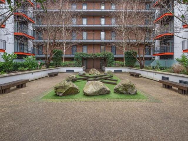 Flat for sale in Woolwich, Greater London