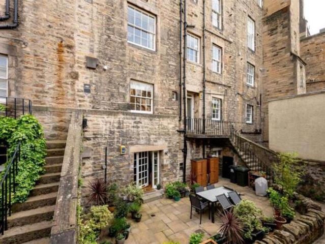 Flat for sale in New Town, Scotland