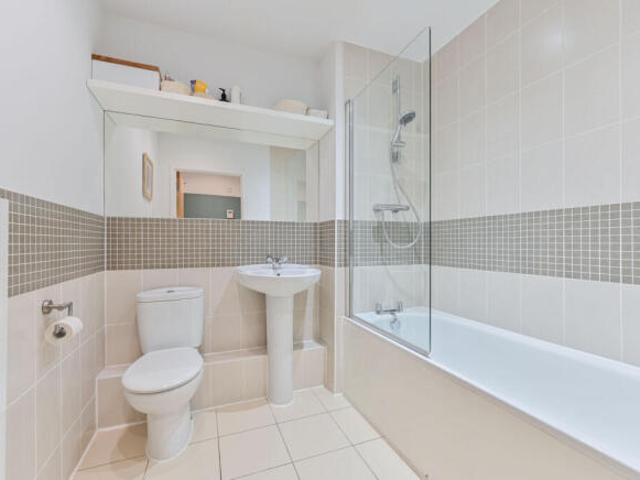Flat for sale in London Borough of Wandsworth, Greater London