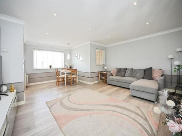 Flat for sale in Luton