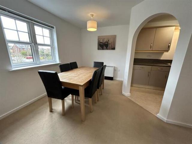 Flat for sale in South Lane, West Yorkshire