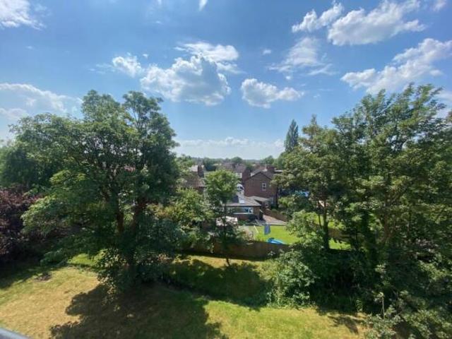 Flat for sale in South Lane, West Yorkshire