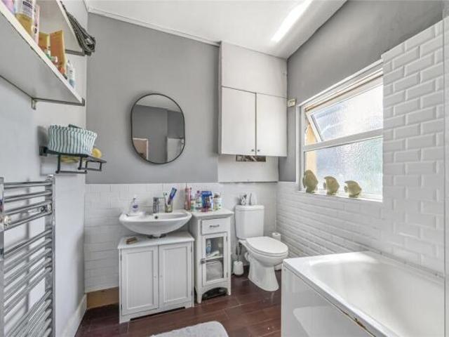Flat for sale in London Borough of Wandsworth, Greater London
