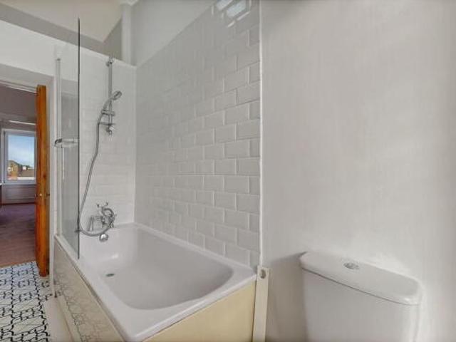 Flat for sale in Battlefield, Scotland