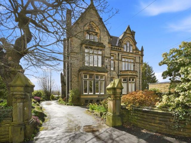 Flat for sale in Huddersfield, West Yorkshire