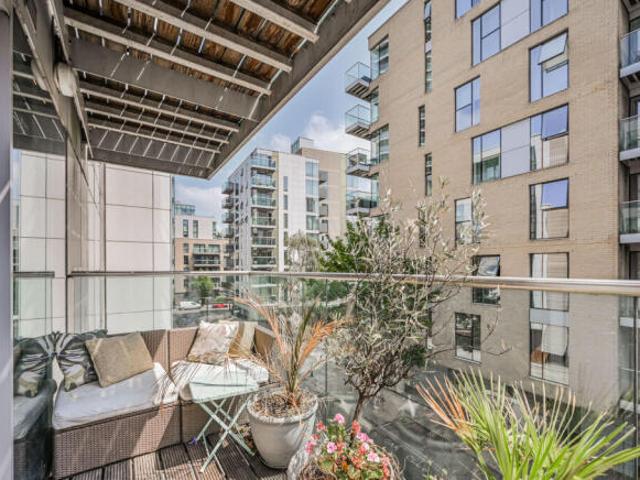 Flat for sale in Manor House, Greater London