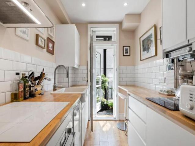 Flat for sale in Royal Borough of Kensington and Chelsea, Greater London