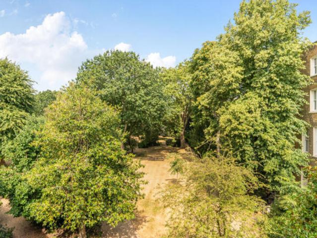 Flat for sale in Cat Hill, England