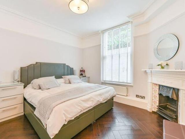 Flat for sale in Royal Borough of Kensington and Chelsea, Greater London