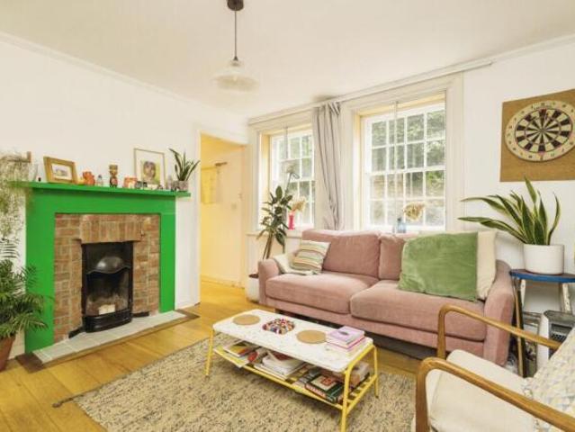 Flat for sale in Guildford, Surrey
