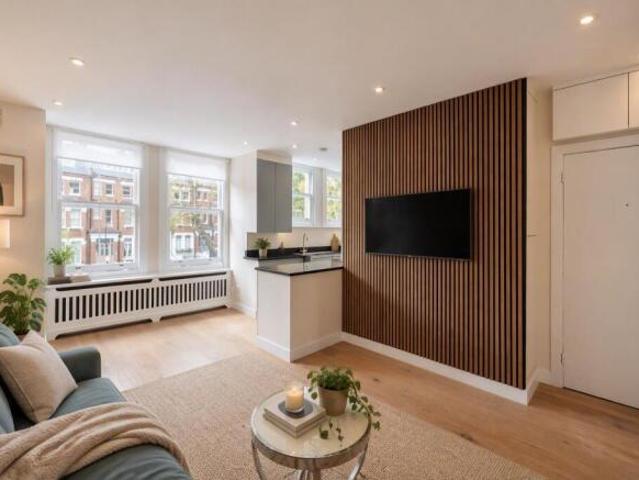 Flat for sale in Cat Hill, England