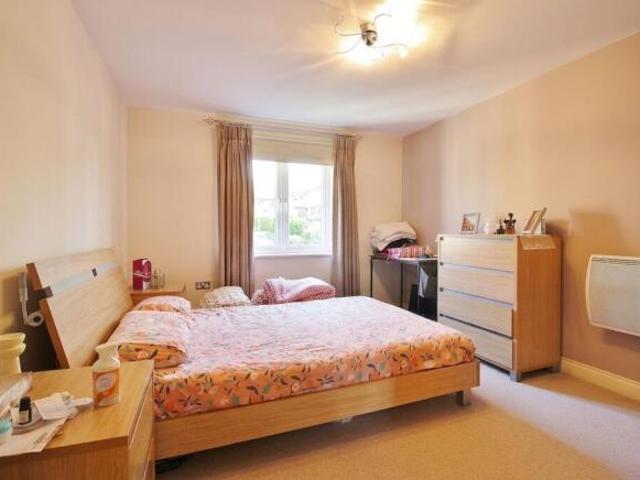 Flat for sale in Isleworth, Greater London