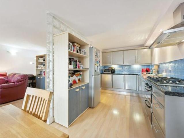 Flat for sale in Broomhill, Scotland