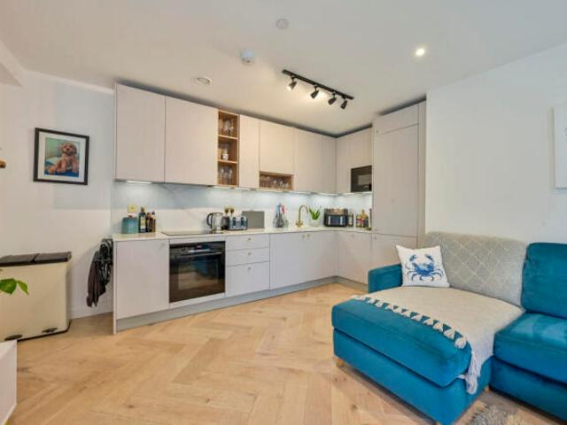Flat for sale in London Borough of Wandsworth, Greater London