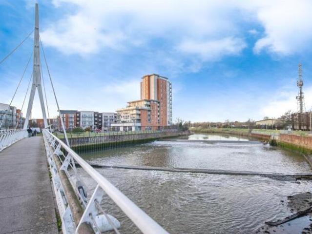 Flat for sale in Maidenhall, Key Street