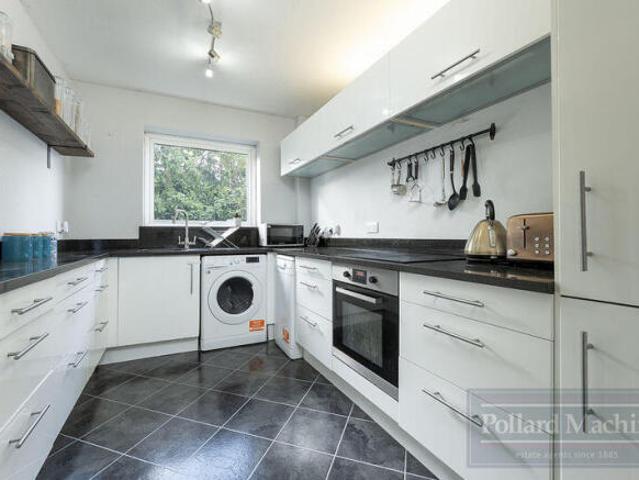 Flat for sale in London Borough of Croydon, Sanderstead