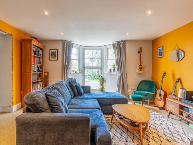Flat for sale in Redland
