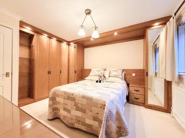 Flat for sale in Bothwell, Scotland