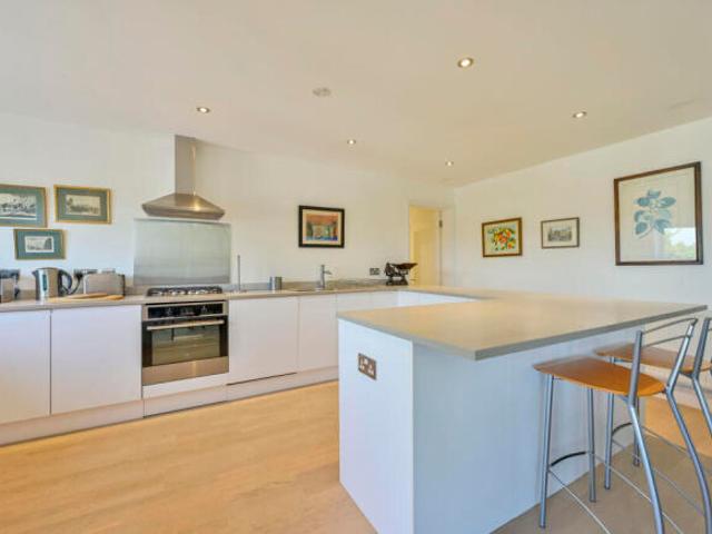 Flat for sale in London Borough of Merton, Raynes Park