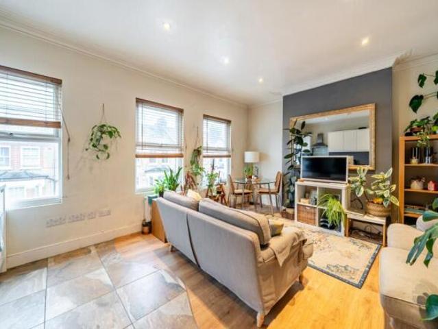 Flat for sale in Stockwell, Greater London