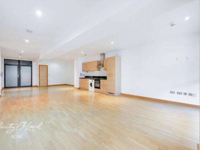 Flat for sale in Cat Hill, England