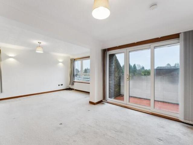 Flat for sale in Bearsden, Scotland