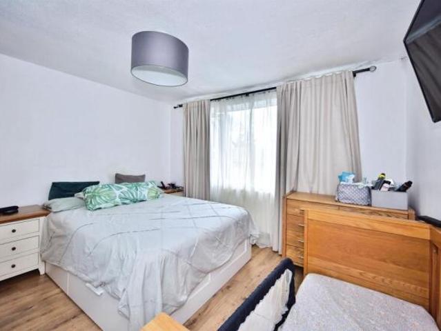 Flat for sale in Midway, Kent