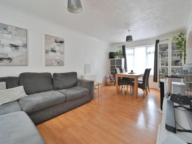 Flat for sale in North Watford, Hertfordshire
