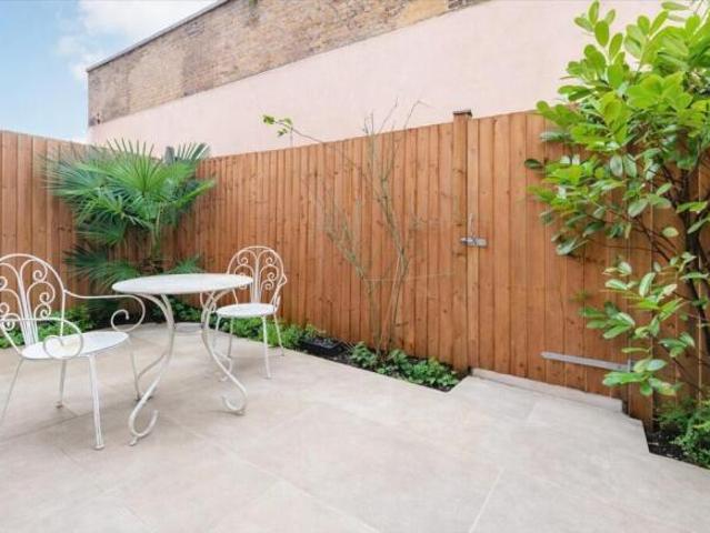 Flat for sale in Shepherd's Bush, Greater London