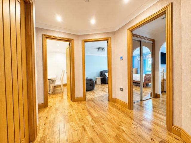 Flat for sale in Bothwell, Scotland