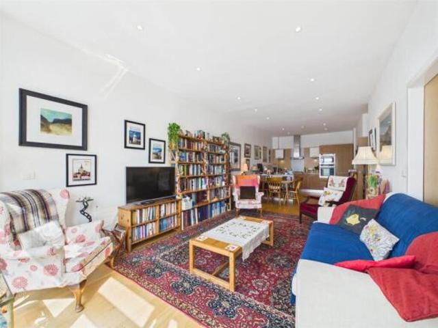 Flat for sale in Jordanhill, Scotland