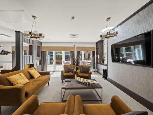 Flat for sale in Hackbridge, Greater London