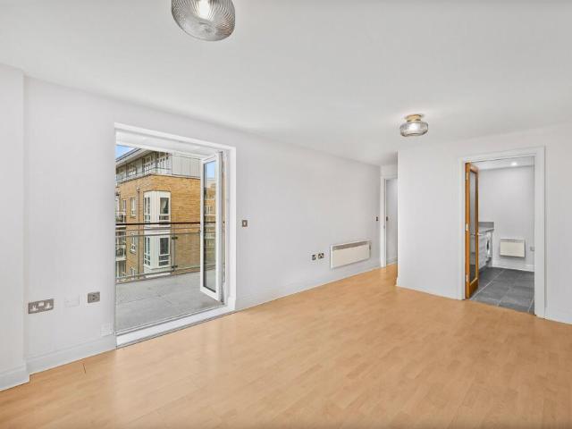 Flat for sale in Isle Of Dogs, Isle Of Man