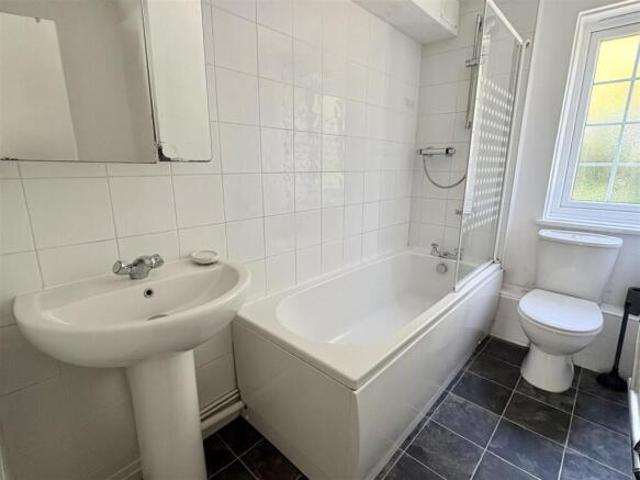 Flat for sale in Willingdon, Cross In Hand