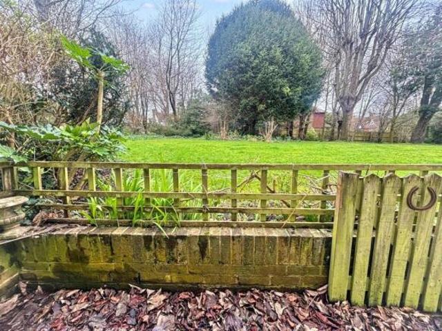 Flat for sale in Willingdon, Cross In Hand