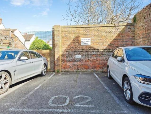 Flat for sale in The Bridge, Kent