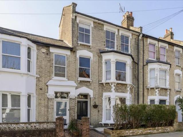 Flat for sale in Shepherd's Bush, Greater London