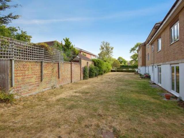 Flat for sale in Cat Hill, England