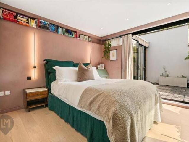 Flat for sale in Southfields, Greater London
