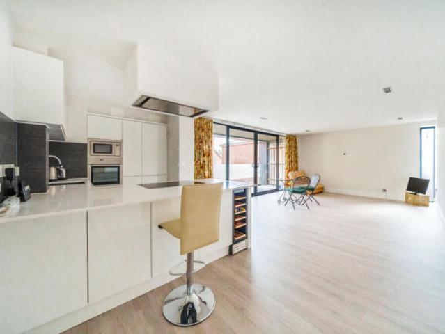 Flat for sale in Hampshire
