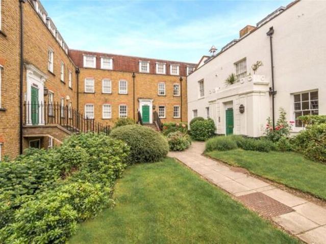 Flat for sale in Stroud Green, Greater London