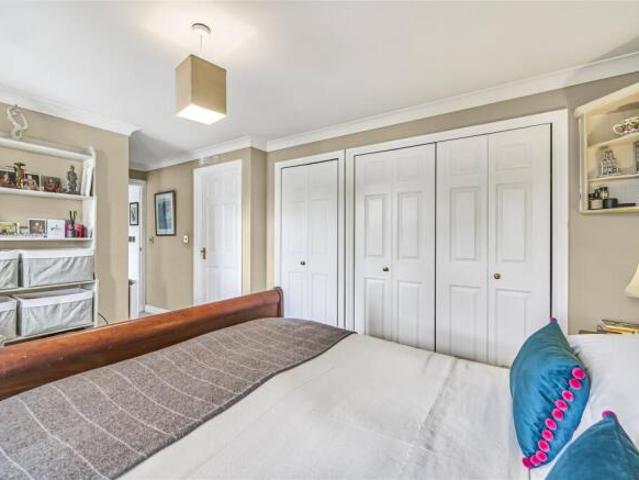 Flat for sale in Stockwell, Greater London