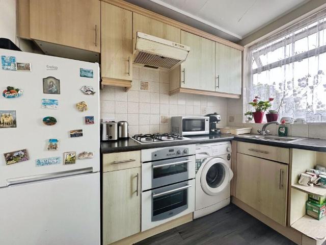 Flat for sale in Edgware, Greater London