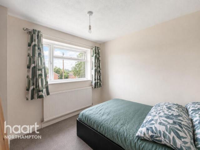 Flat for sale in Northampton, Northamptonshire