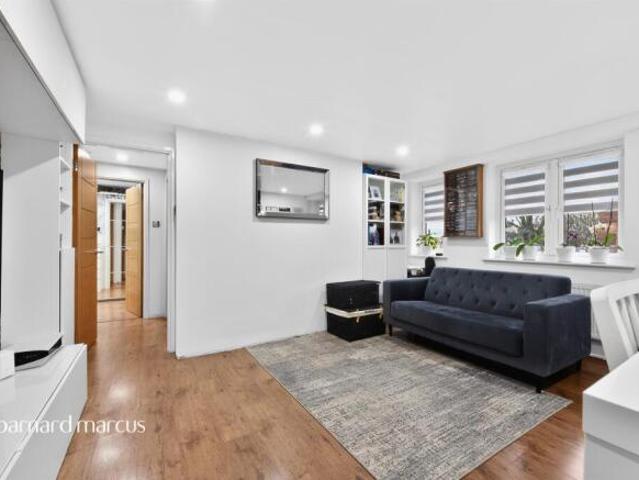 Flat for sale in London Borough of Hounslow, Greater London