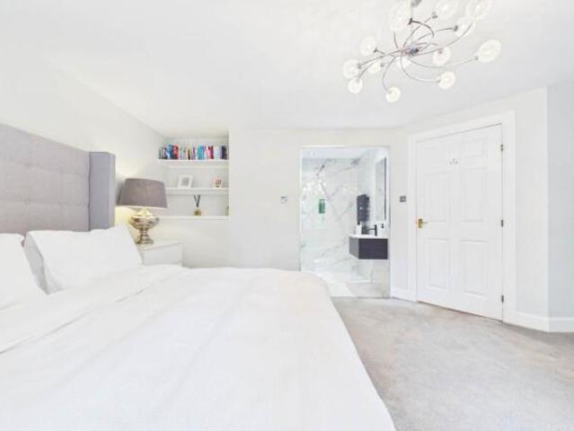 Flat for sale in Bothwell, Scotland