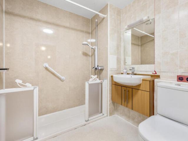 Flat for sale in Clarkston, Scotland